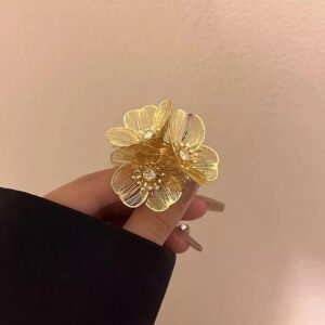Flowery statement ring