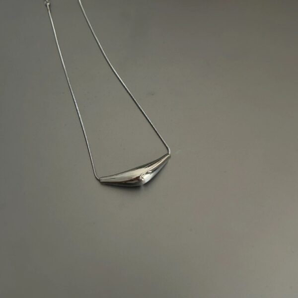 Single pendant necklace