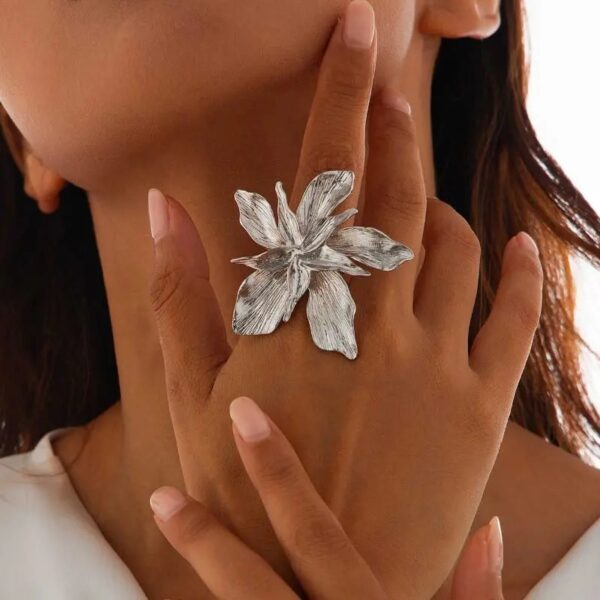 Flowery statement ring